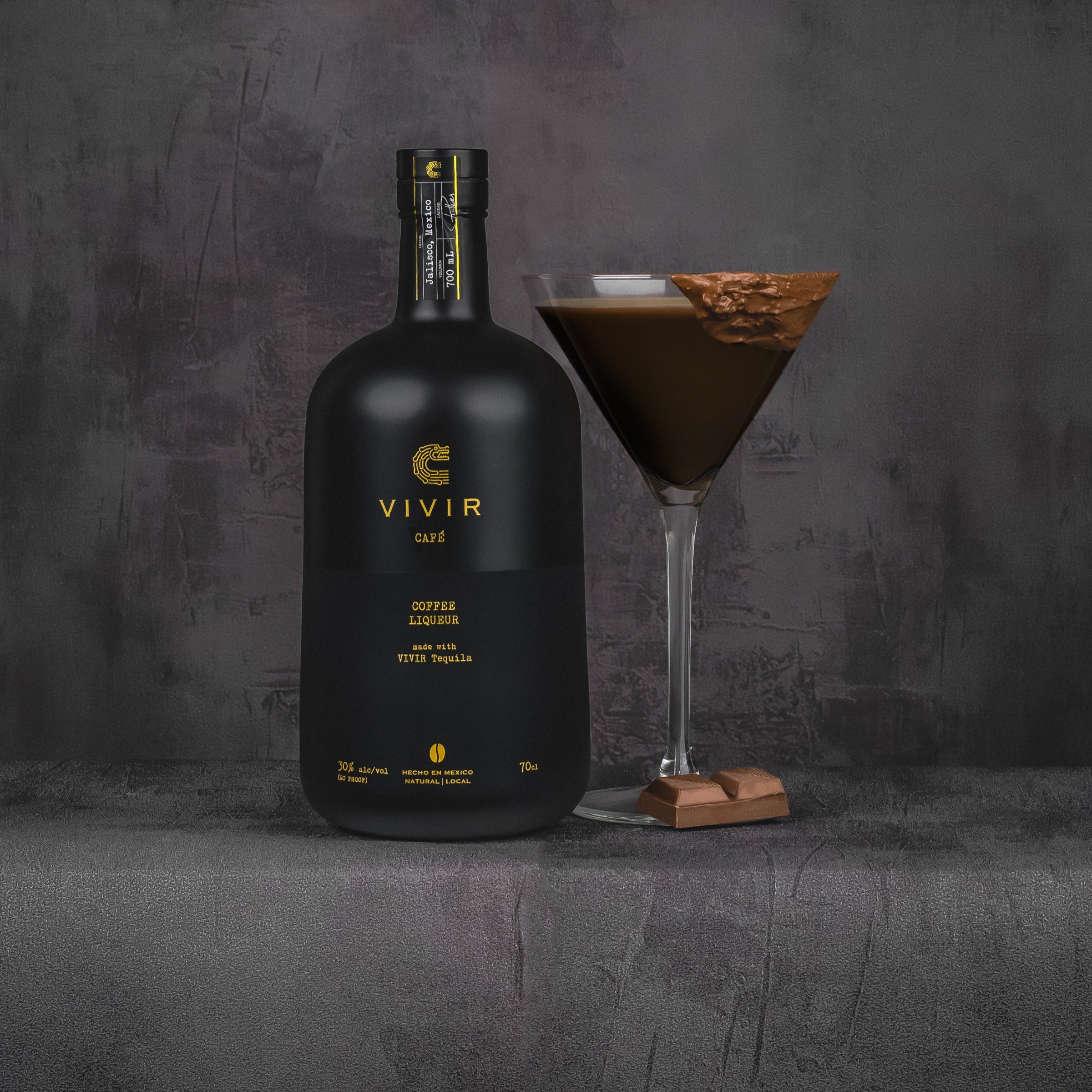 A bottle of VIVIR Café VS positioned next to a chocolate-coloured cocktail in a martini glass.